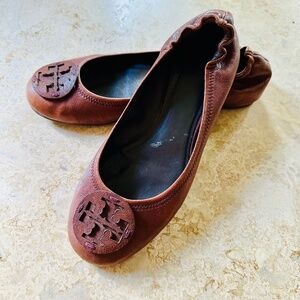 TORY BURCH | Reva Pebbled Leather Ballet Flats in Brown
